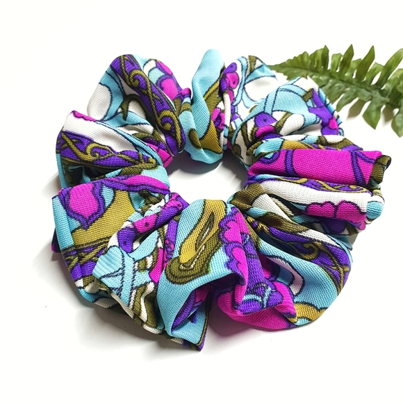 Large Vintage Print Scrunchie - Picture 3 of 4